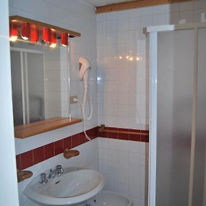 Studio mit Queensize-Bett im Dachgeschoss
